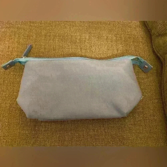 Kiehl’s Makeup Bag. No signs of use. In great condition. - Picture 2 of 4